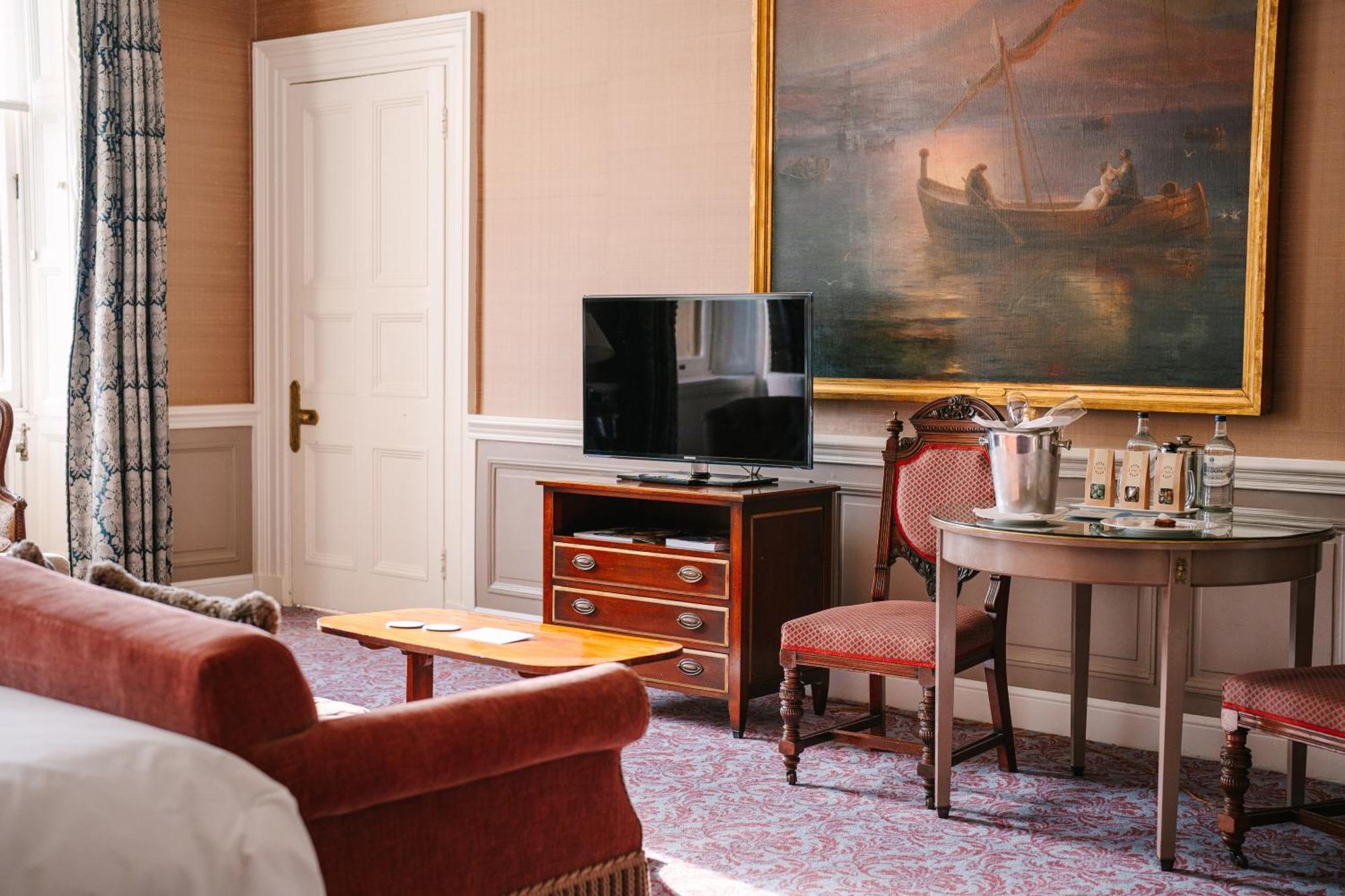 Cliveden House - An Iconic Luxury Hotel Мейденхед Экстерьер фото